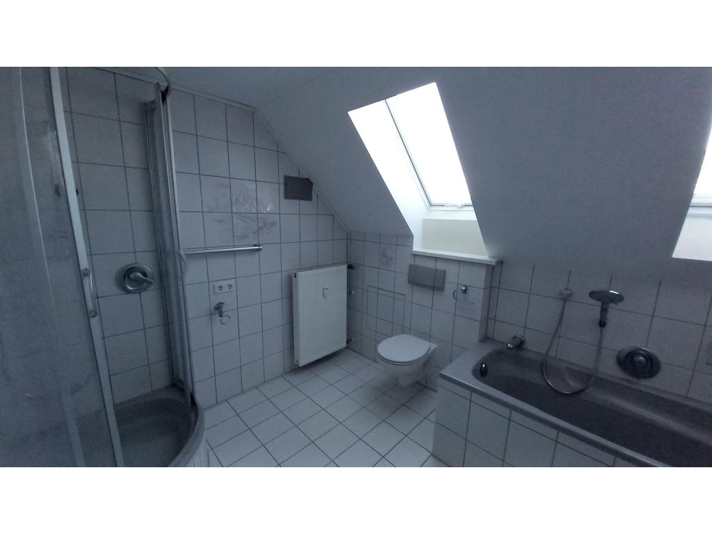 4 Zimmer Wohnung: Badezimmer mit Dusche und Wanne