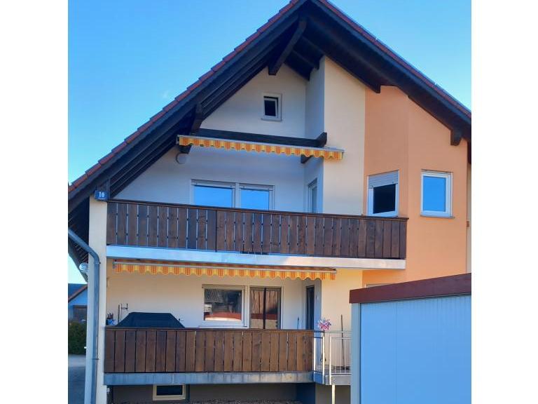 Hausansicht mit Loggia und el. Markise 4 Zimmer Wohnung: Hausansicht mit Loggia und el. Markise