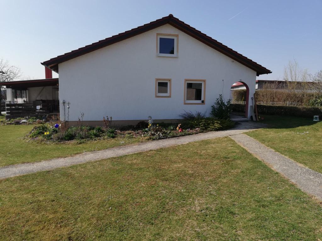 Einfamilienhaus: Seitenansicht mit Eingang