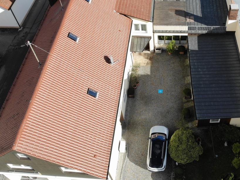 Zweifamilienhaus: Haus mit Zufahrt