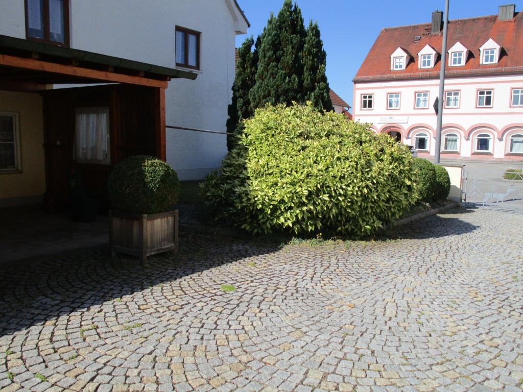 Zweifamilienhaus: Garten mit zus&auml;tzlichen Stellpl&auml;tzen