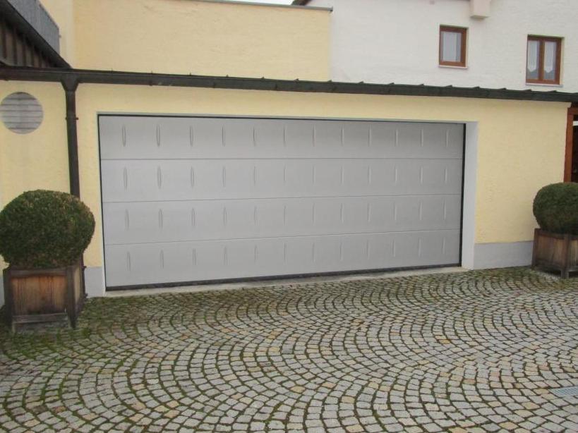 Zweifamilienhaus: Doppelgarage mit Rolltor