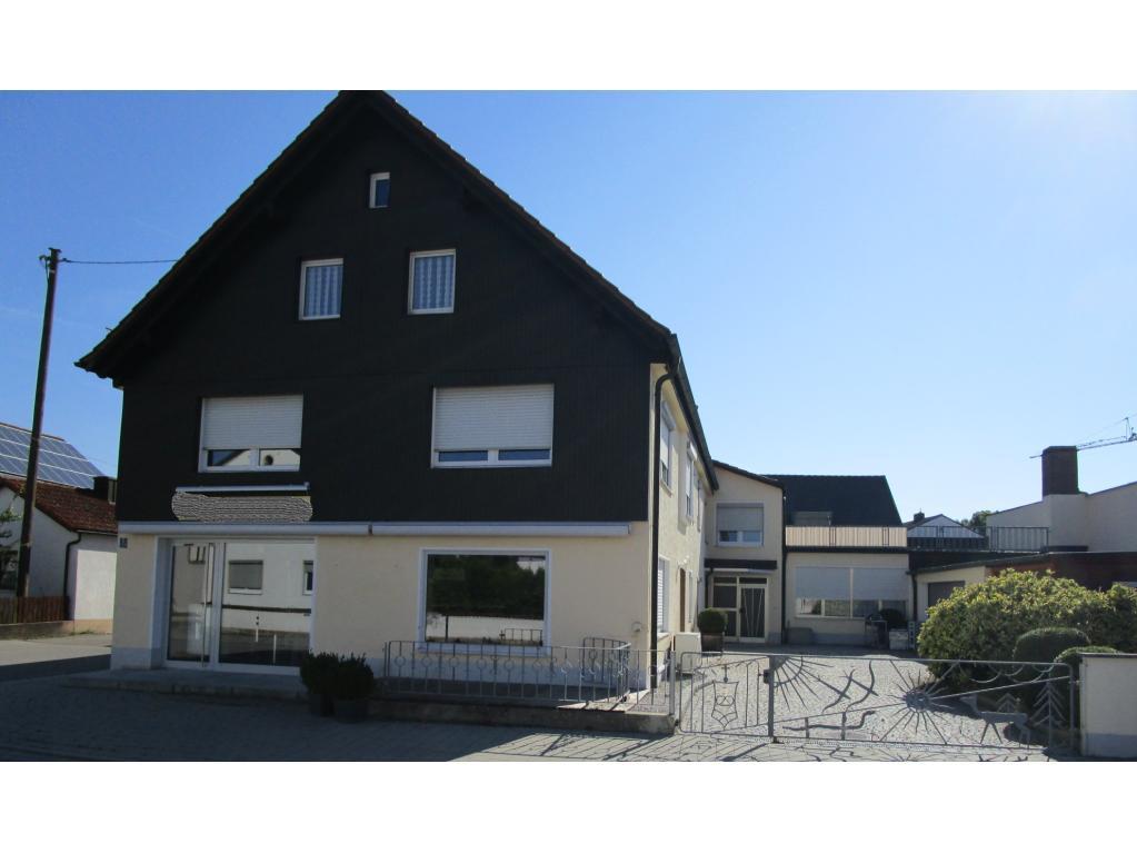 Zweifamilienhaus: Hausfront mit Laden.