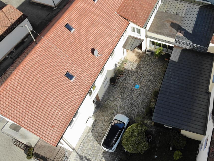 Zweifamilienhaus: Eingangsbereich-Zufahrt-Dachterrasse