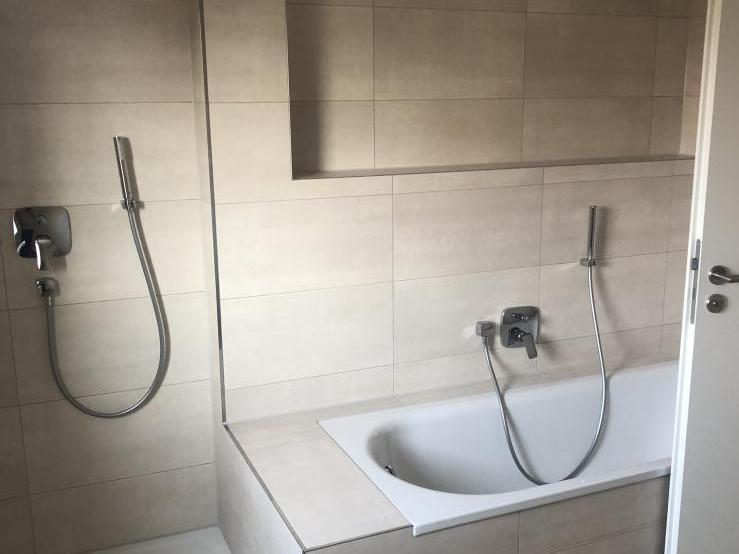 Mehrfamilienhaus: Wanne mit Dusche