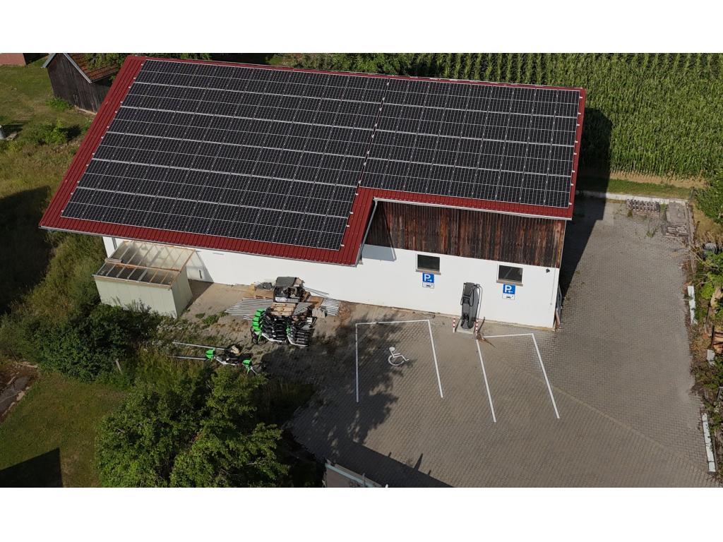 Seitenansicht mit überdachter Freifläche Halle/Lager: Seitenansicht mit überdachter Freifläche